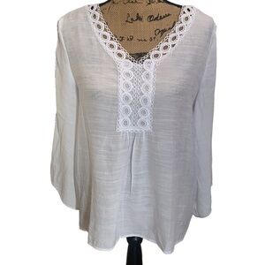 White‎ V-Neck Bell Sleeve Blouse with Eyelet Lace Trim Size M